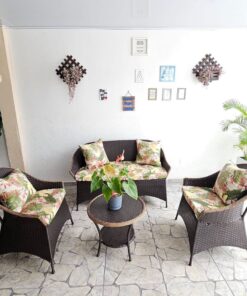 Conjunto Esplendor em fibra sintética com sofá 2 lugares, cadeiras e mesa de centro da Iguatu Móveis