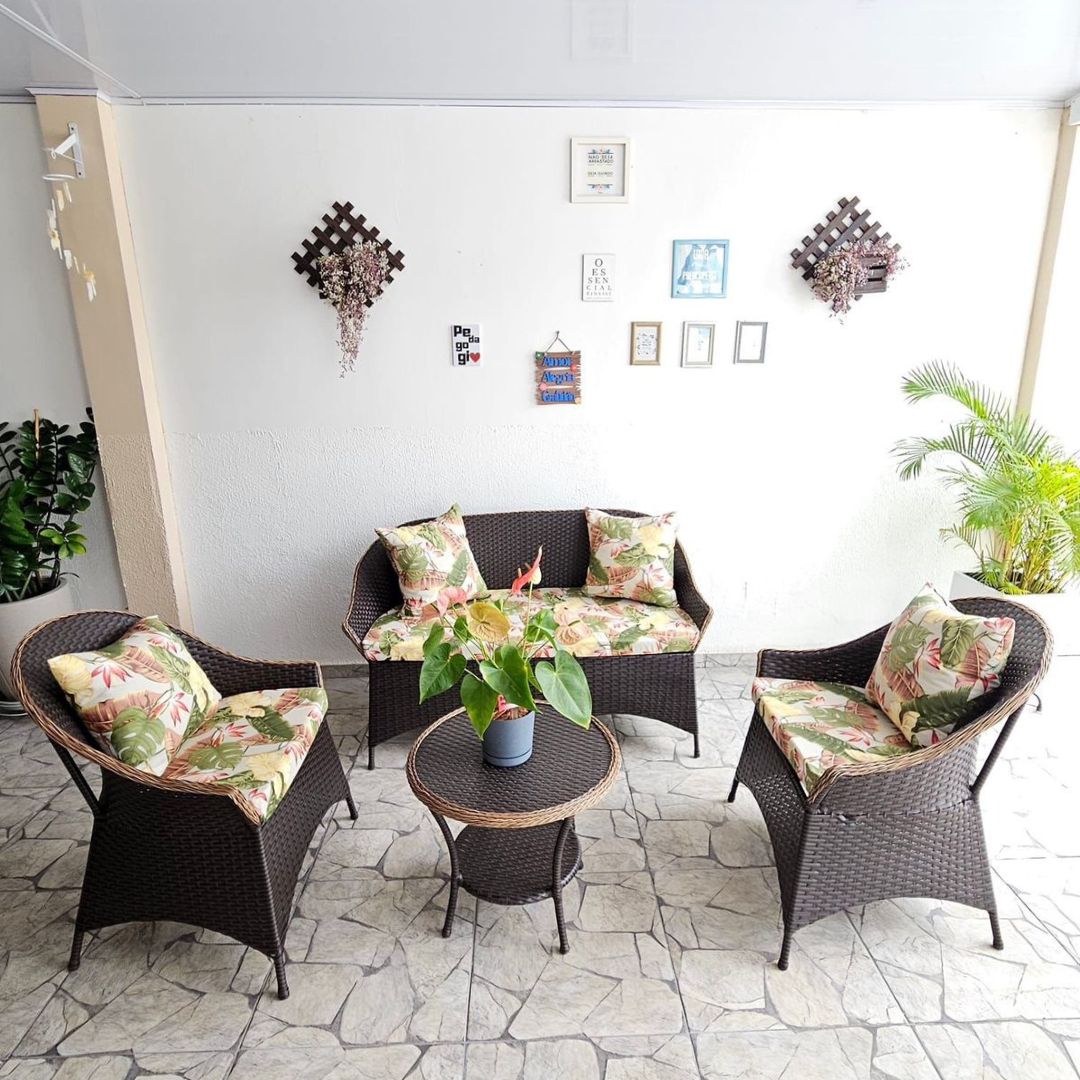 1 Conjunto Esplendor em fibra sintética com sofá 2 lugares, cadeiras e mesa de centro da Iguatu Móveis