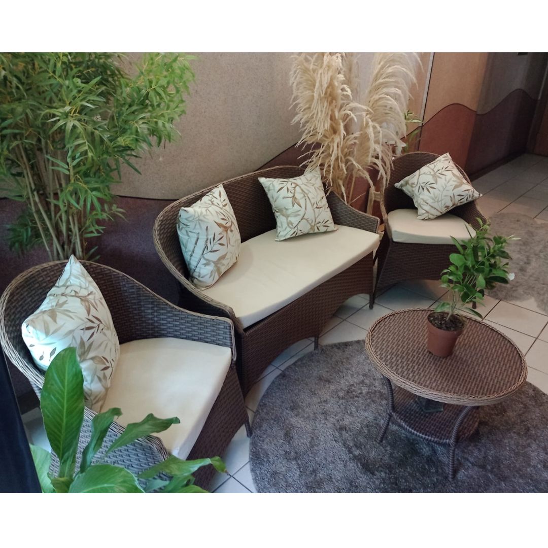 10 Conjunto Esplendor em fibra sintética com sofá 2 lugares, cadeiras e mesa de centro da Iguatu Móveis