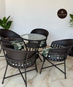 Cadeiras estofadas do Conjunto Primor em fibra sintética para área externa