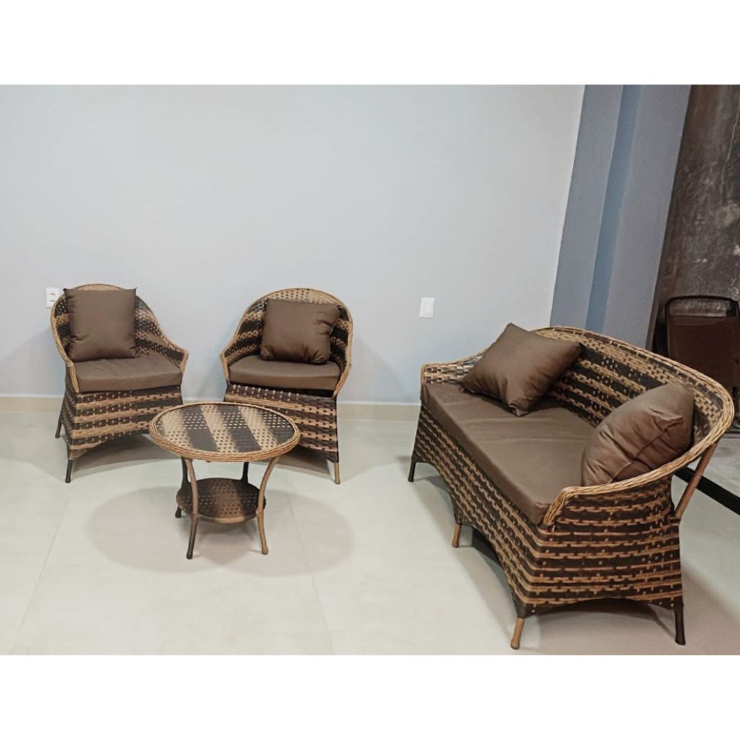 4 Conjunto Esplendor em fibra sintética com sofá 2 lugares, cadeiras e mesa de centro da Iguatu Móveis