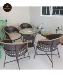 Conjunto Primor em fibra sintética com 4 cadeiras estofadas e mesa de centro com vidro da Iguatu Móveis