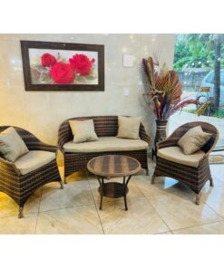 Conjunto Esplendor em fibra sintética com sofá 2 lugares, cadeiras e mesa de centro da Iguatu Móveis