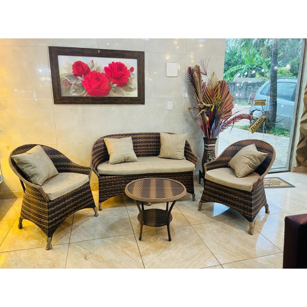 7 Conjunto Esplendor em fibra sintética com sofá 2 lugares, cadeiras e mesa de centro da Iguatu Móveis