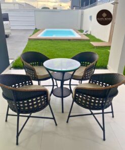 Conjunto Primor em fibra sintética com 4 cadeiras estofadas e mesa de centro com vidro da Iguatu Móveis