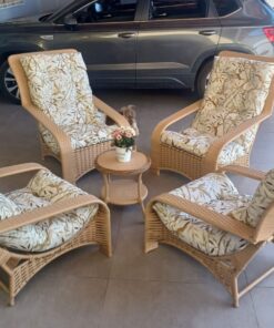 Conjunto Lisboa de fibra sintética em varanda, ideal para outdoor living e áreas externas residenciais