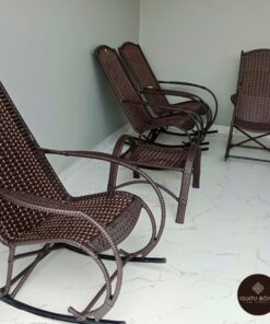 Conjunto da Vovó em fibra sintética com 4 cadeiras de balanço e mesa de centro da Iguatu Móveis